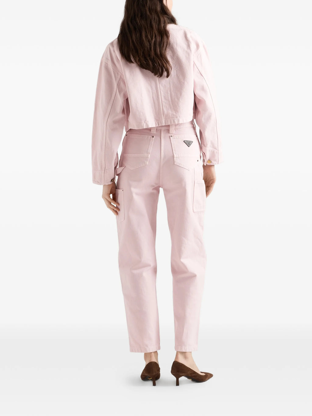 Imagem de uma jaqueta de ganga rosa da Prada para mulheres - Temporada Primavera-Verão 2026 - Vista do modelo 2