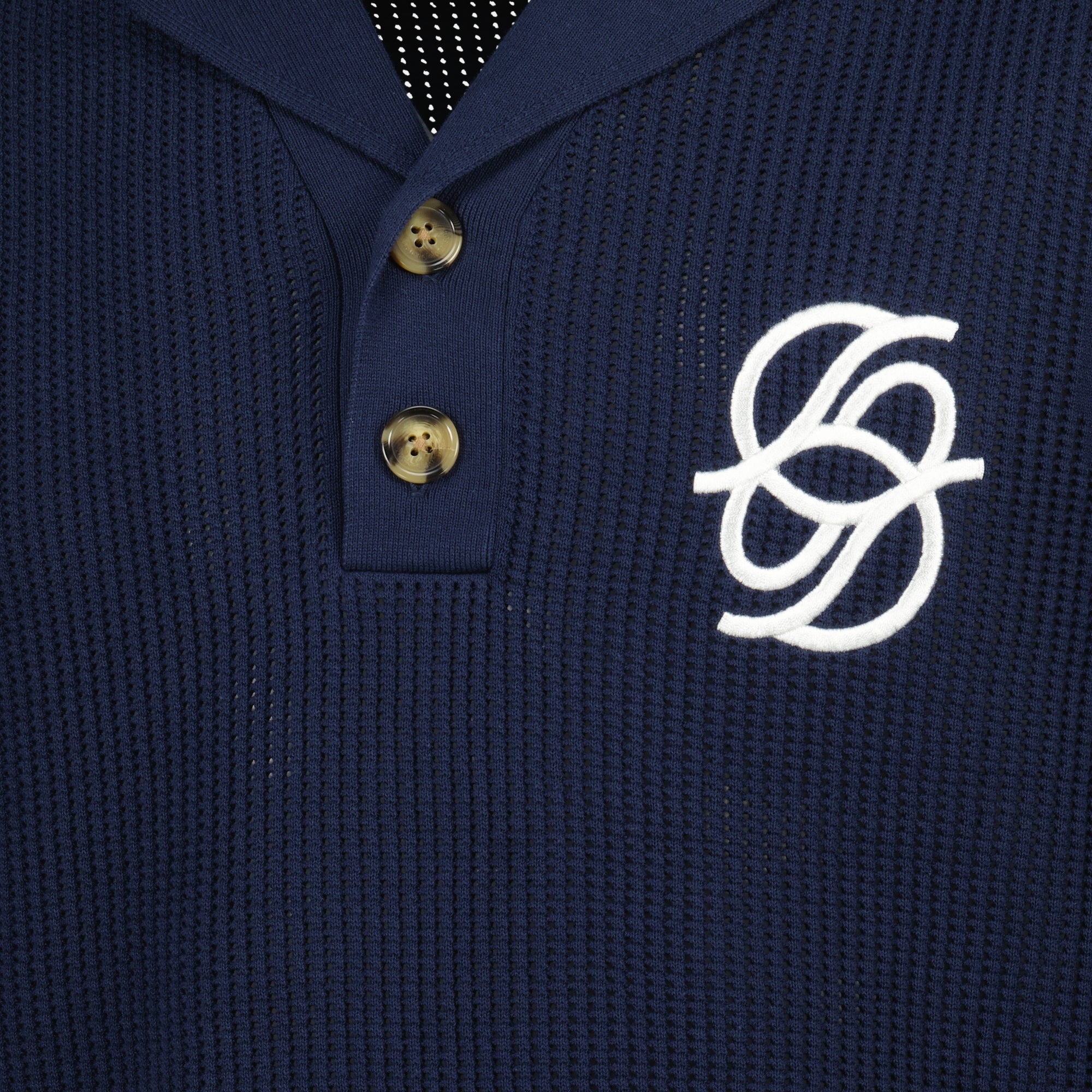 ネイビーニットポロの画像 - ドロール・ド・ムッシュによる男性用 - シーズン春夏2026 - 詳細ビュー2