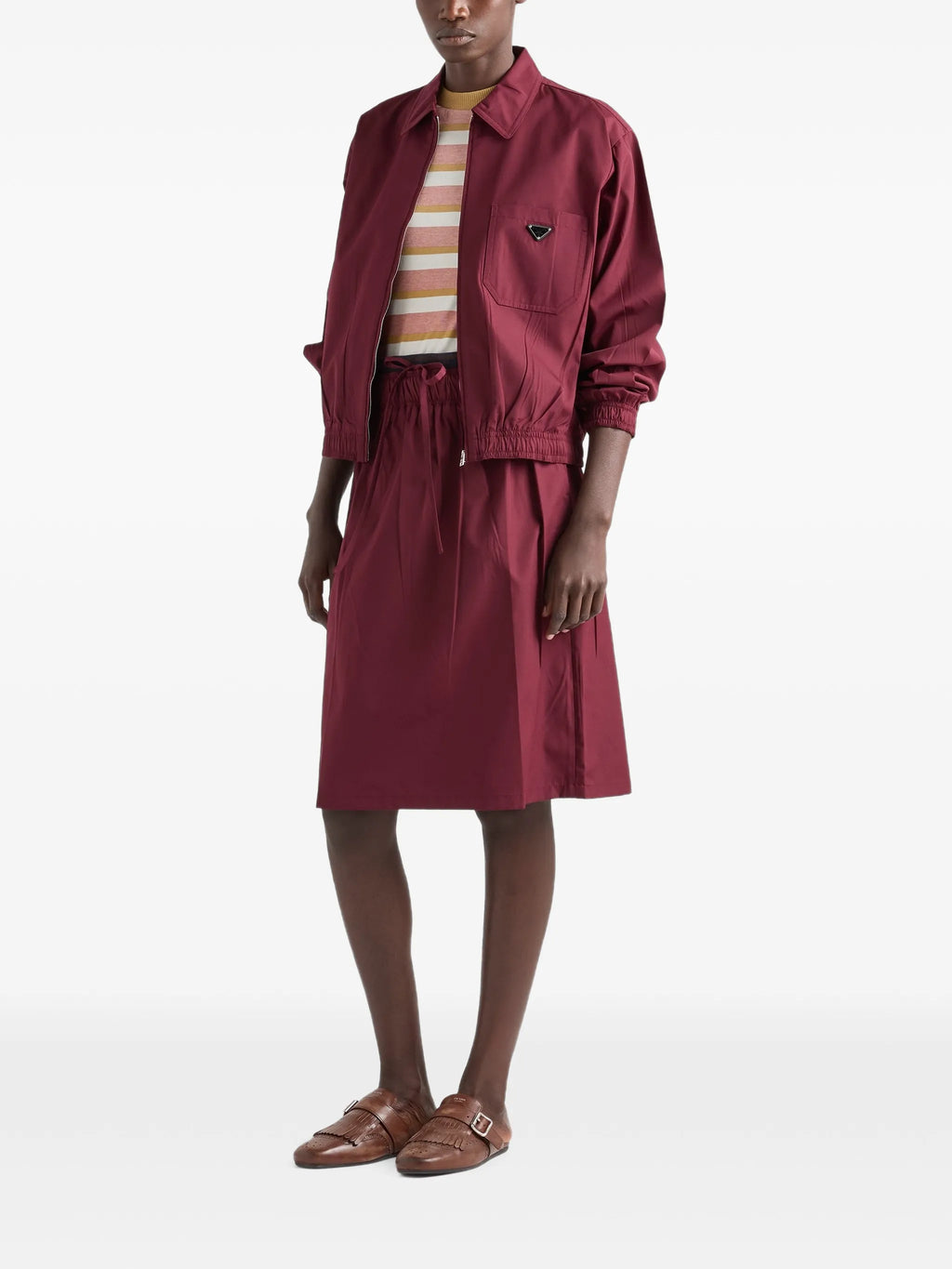 Imagem da jaqueta de gabardine bordô da Prada para mulheres - Temporada Primavera-Verão 2026 - Vista do modelo 1