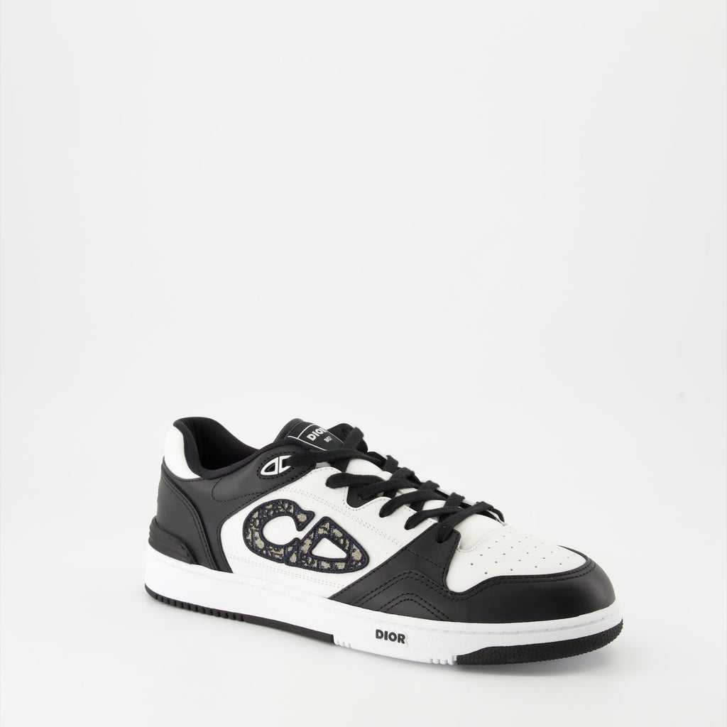 Image de baskets en cuir Dior pour hommes - Saison automne-hiver 2024 - Vue de face droite en quart