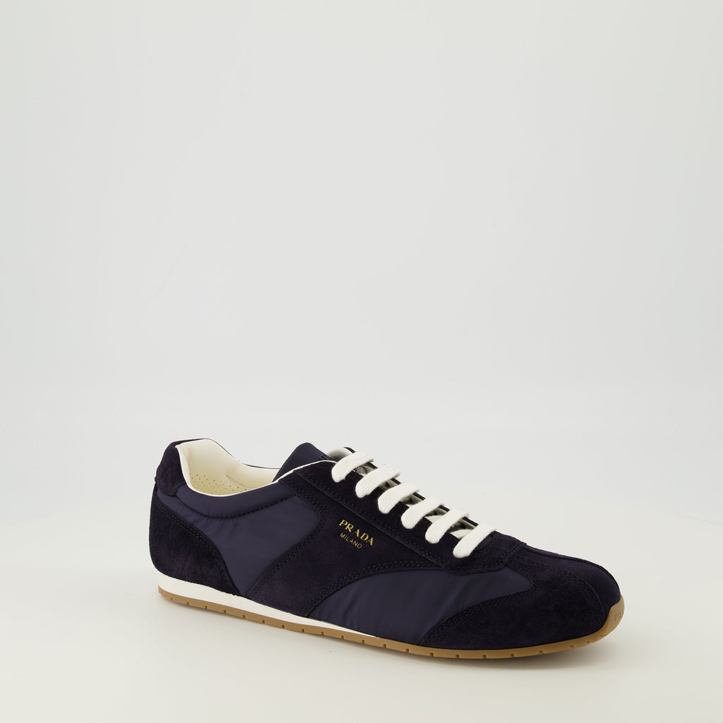 Image de Bakets Prax Basses Bleu Marine par Prada pour hommes - Saison Printemps-Été 2026 - Vue de devant droite en trois quarts