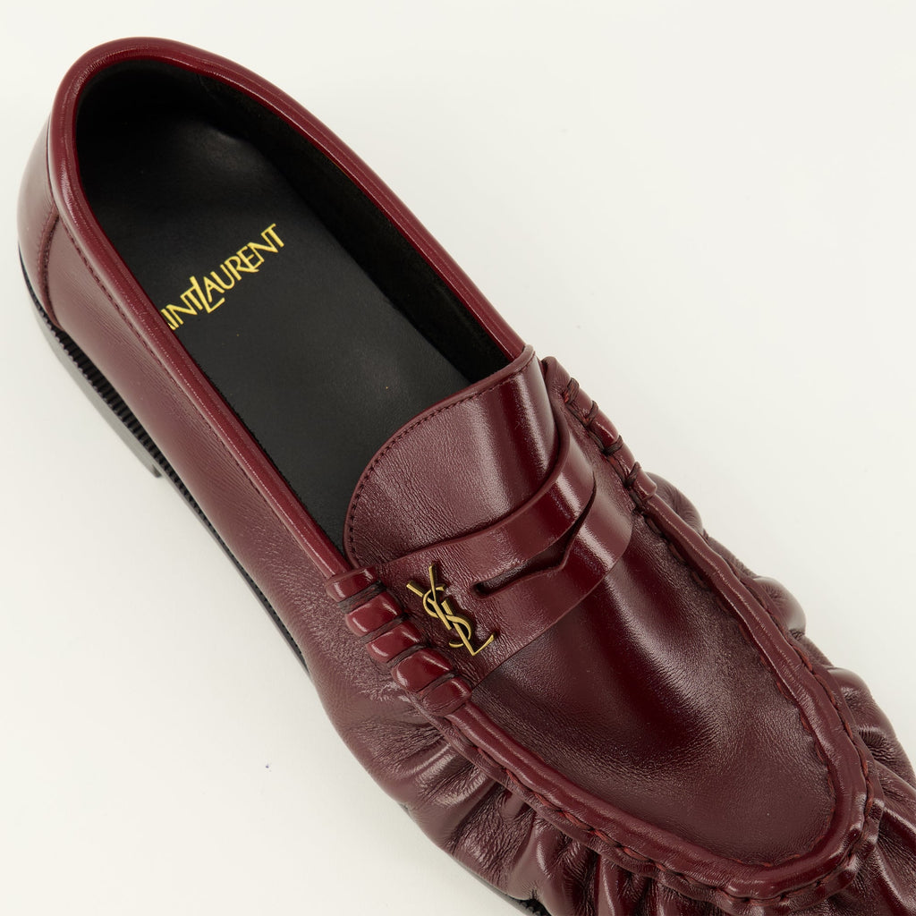 Mocasines de ante beige con detalle en tono dorado