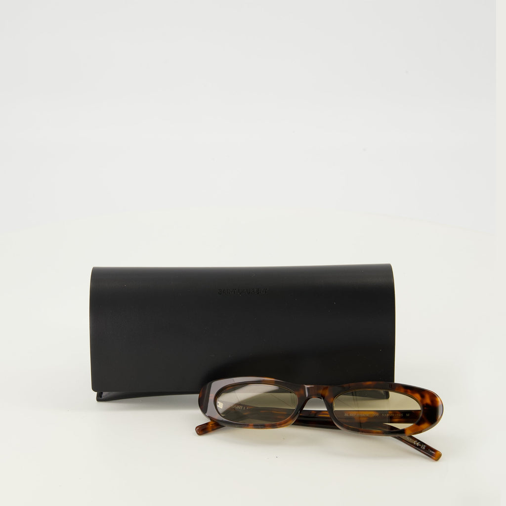 Imagen de las gafas de sol marrones SL557 de Saint Laurent para mujeres - Temporada Primavera-Verano 2026 - Vista detalle 2