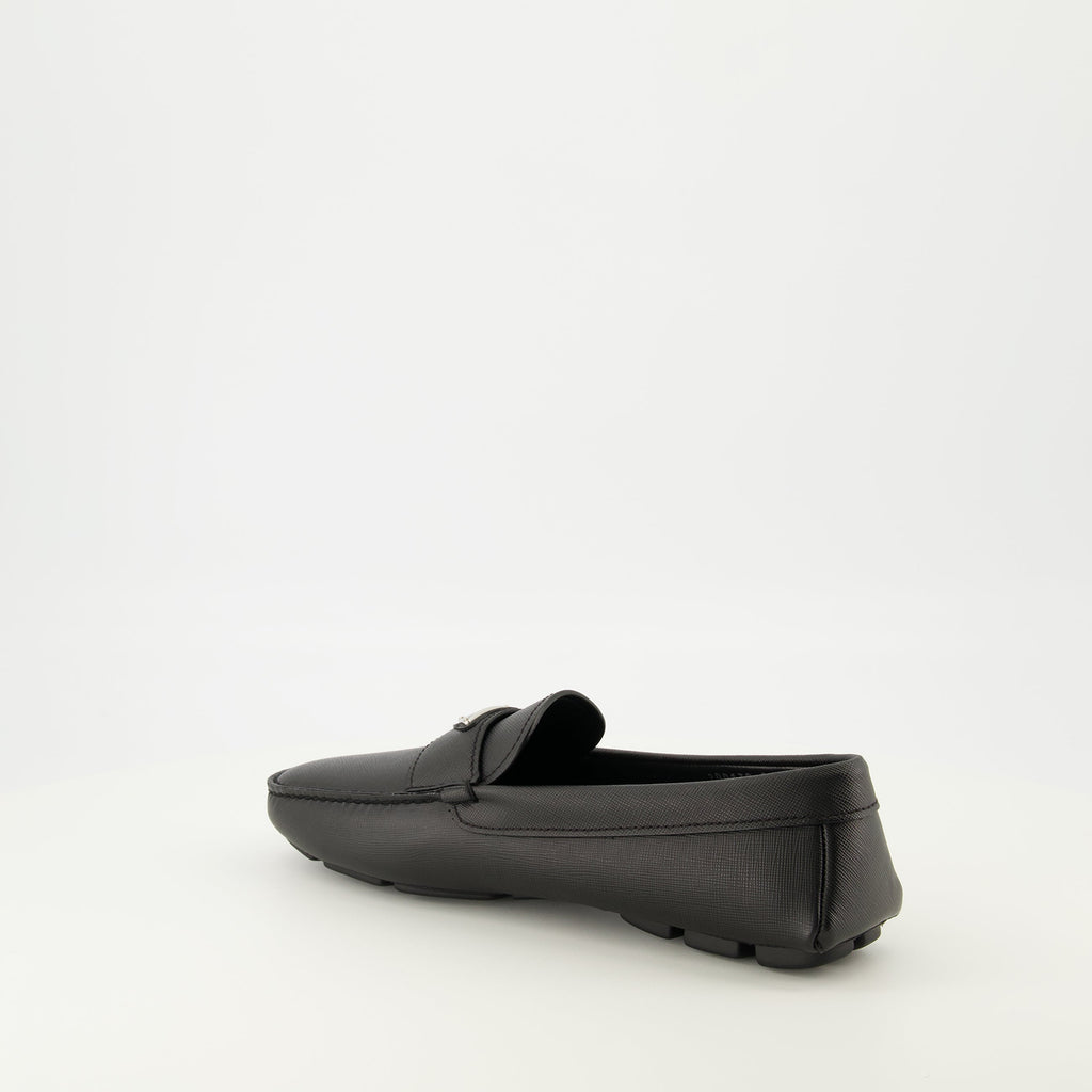 Imagem de mocassins de couro preto da Prada para homens - Temporada Primavera-Verão 2026 - Vista traseira direita em três quartos