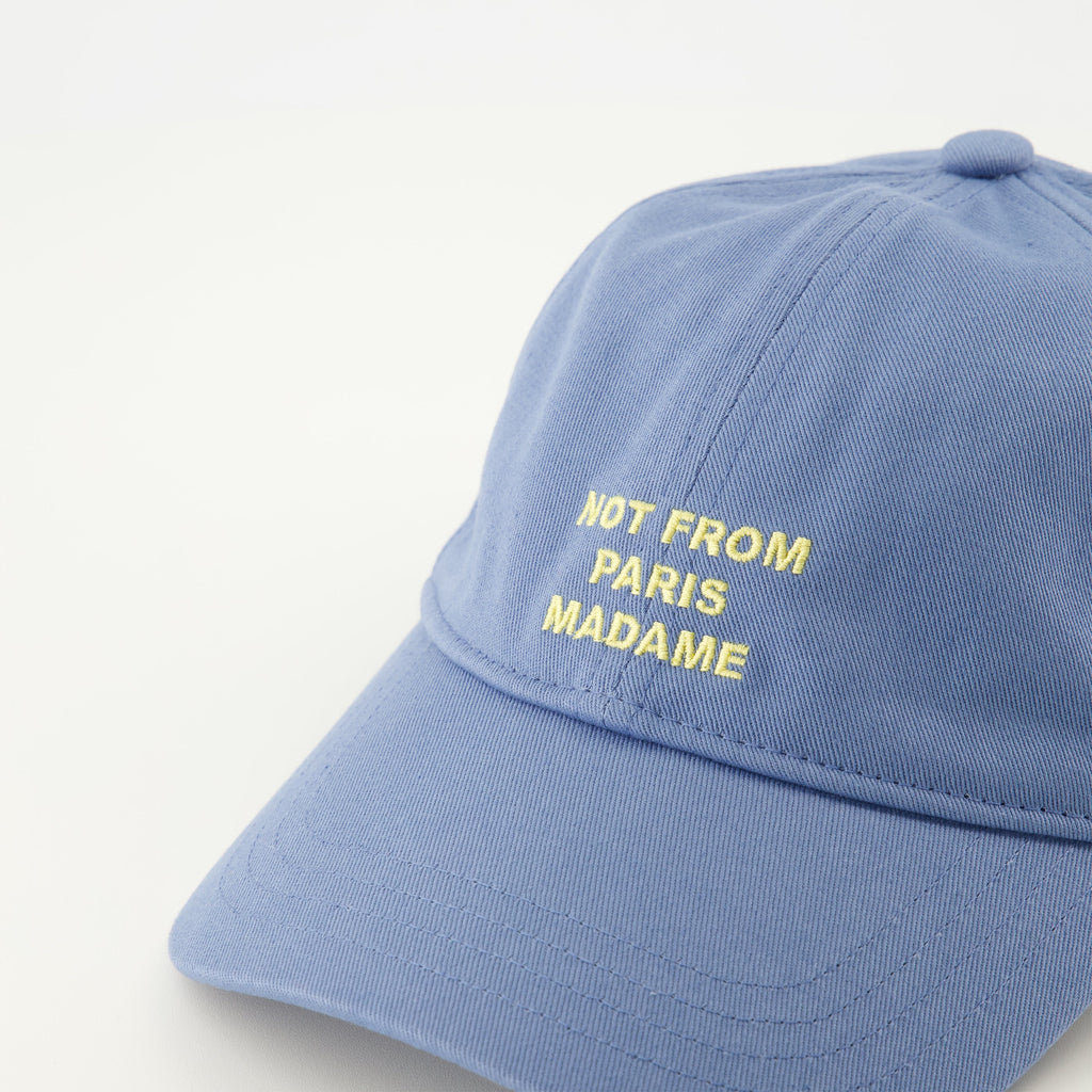 Imagem da capa azul com slogan da Drole De Monsieur para homens - Temporada Primavera-Verão 2026 - Detalhe Vista 2
