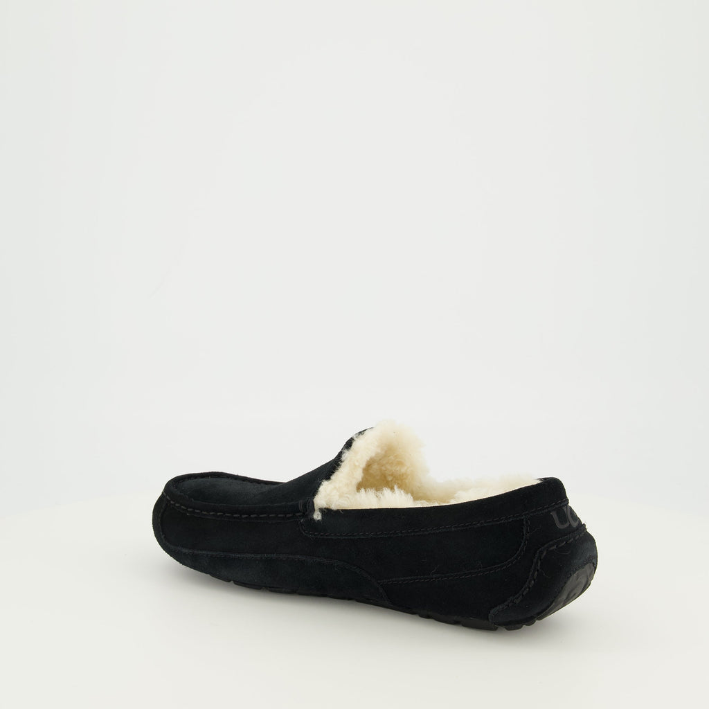 Image of Chaussons Ascot Noir by Ugg for Men - Season Spring-Summer 2026 - Back Right Three-Quarter View