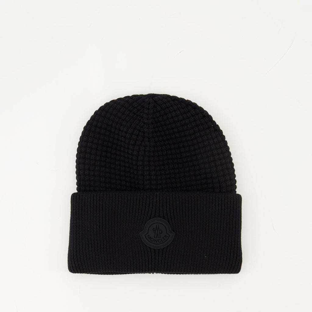 Immagine di un beanie in cotone con logo nero di Moncler per uomini - Stagione Autunno-Inverno 2025 - Vista frontale