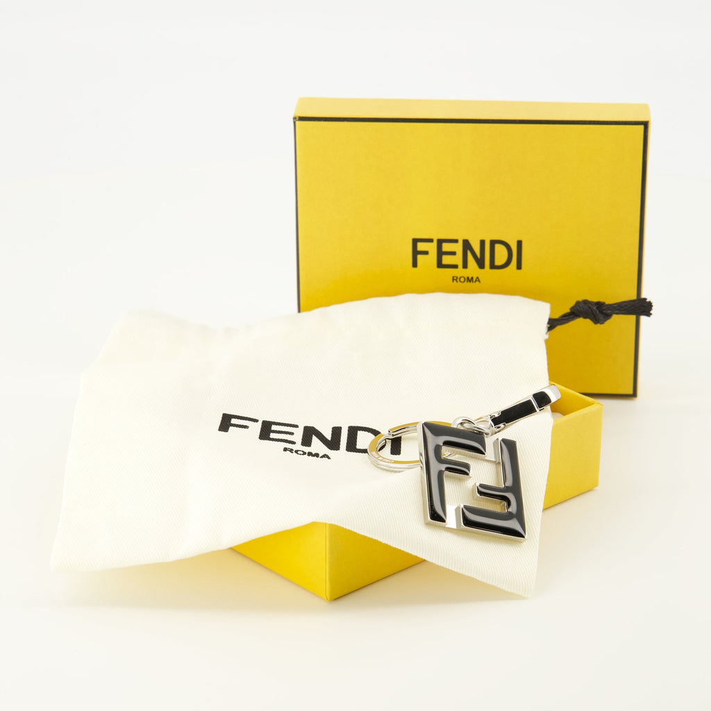 Imagem do chaveiro quadrado FF preto e prata da Fendi para homens - Temporada Primavera-Verão 2026 - Detalhe 2