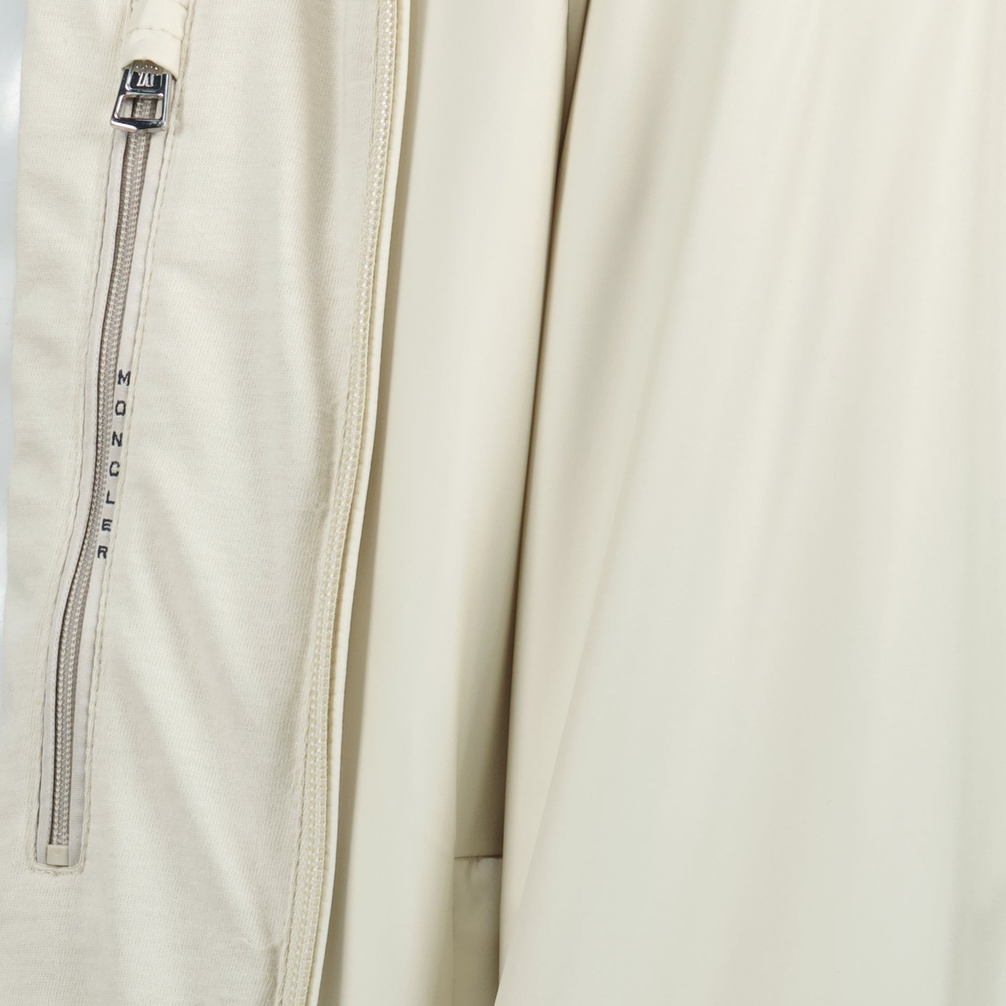 Imagem do corta-vento bege Domene da Moncler para Homens - Temporada Primavera-Verão 2025 - Vista Detalhe 8