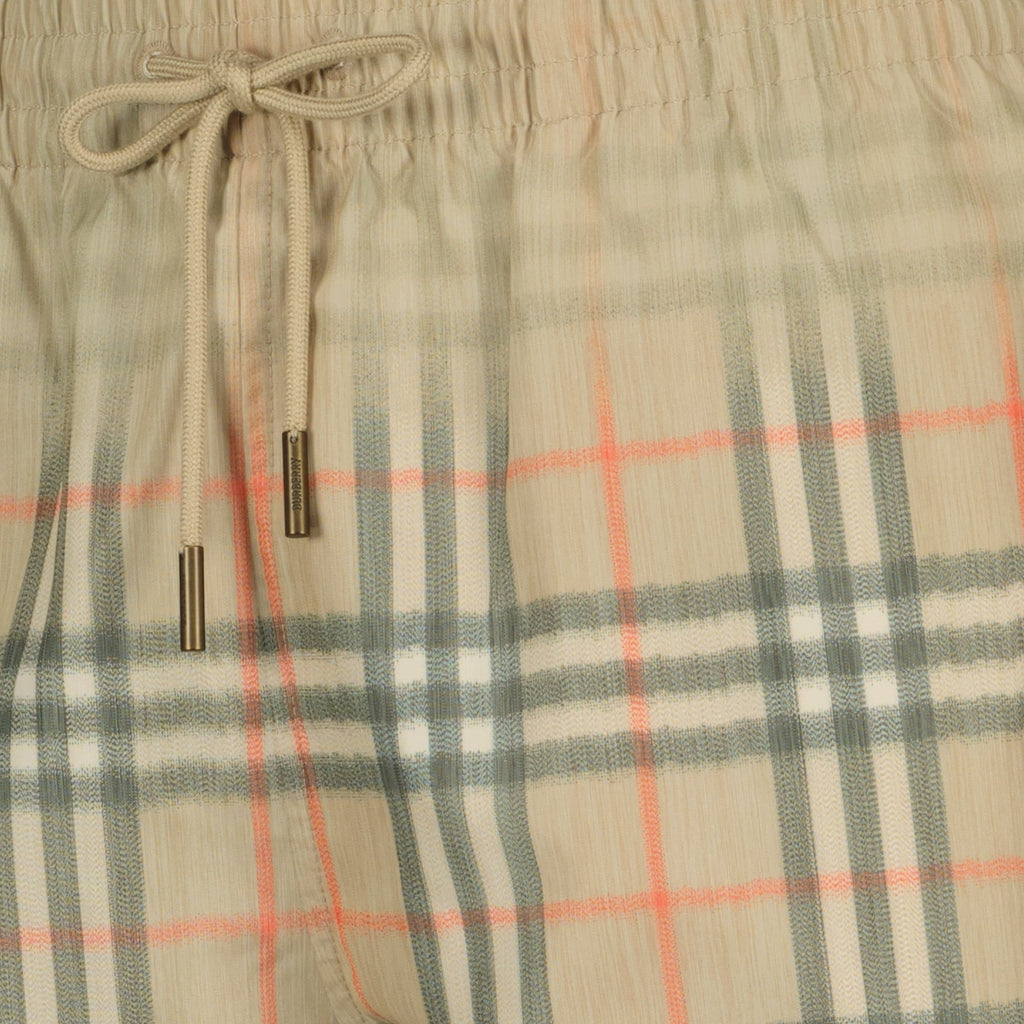 Imagen de bañador de cuadros degradados Burberry para hombres - Temporada Primavera-Verano 2026 - Detalle 1