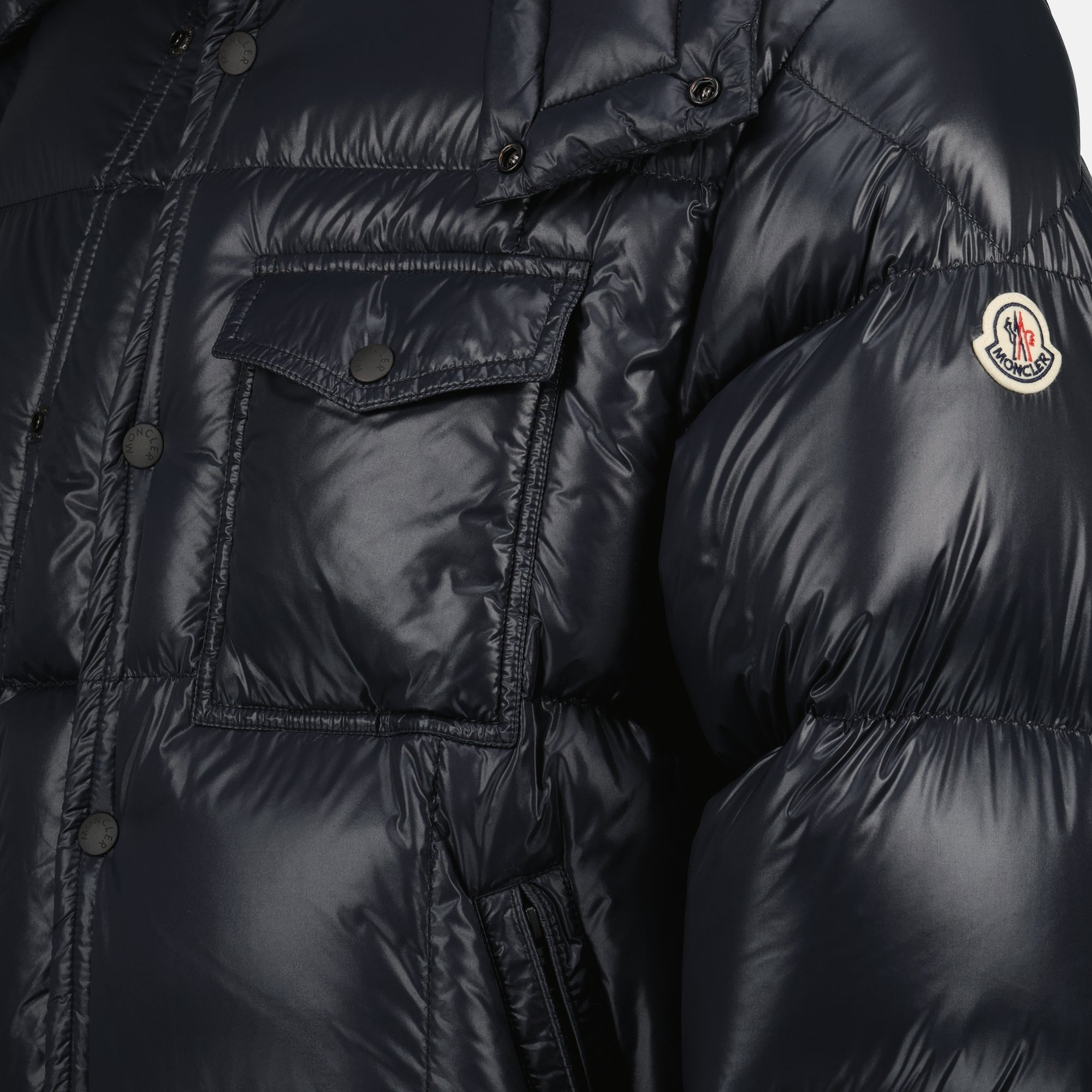 Image de la doudoune noire Serfanto de Moncler pour hommes - Saison Automne-Hiver 2025 - Détail produit vue 2