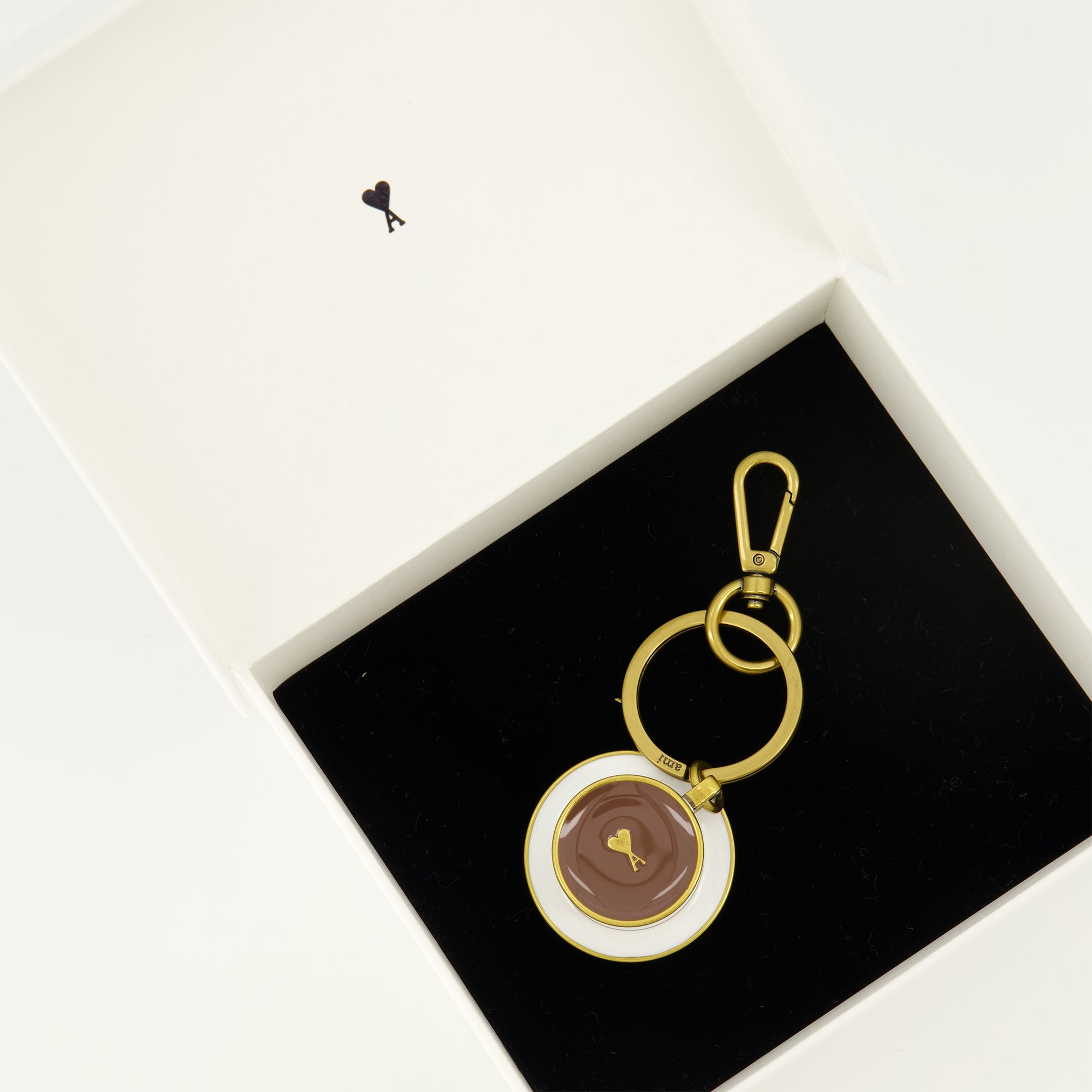 Ami PARISのユニセックス用キーチェーンコーヒーカップの画像 - シーズン春夏2026 - 詳細ビュー 2