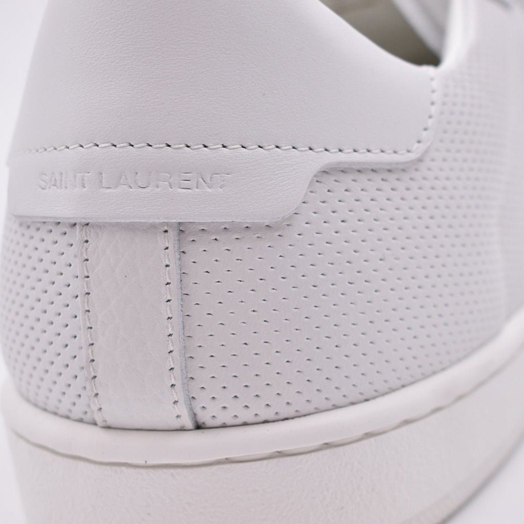 Image de baskets SL-10 en cuir blanc de Saint Laurent pour hommes - Saison Automne-Hiver 2024 - Vue détail supérieure