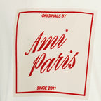 Ami PARISのユニセックス用印刷された白と赤のTシャツの画像 - 2026年春夏シーズン - 詳細ビュー1