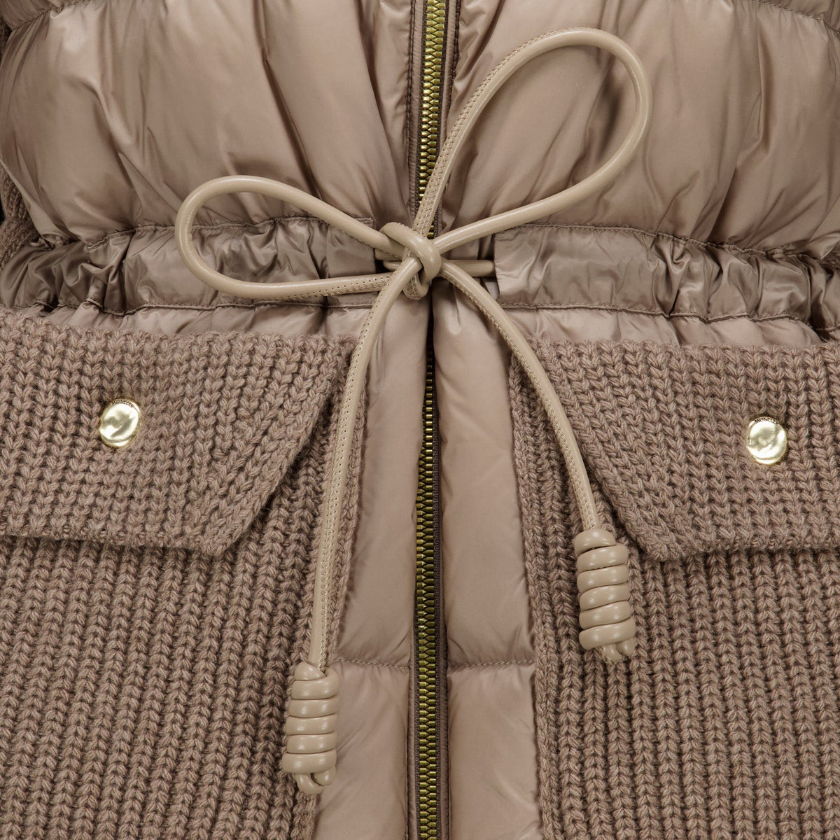 Beige Strickjacke mit Reißverschluss und verstellbarer Taille