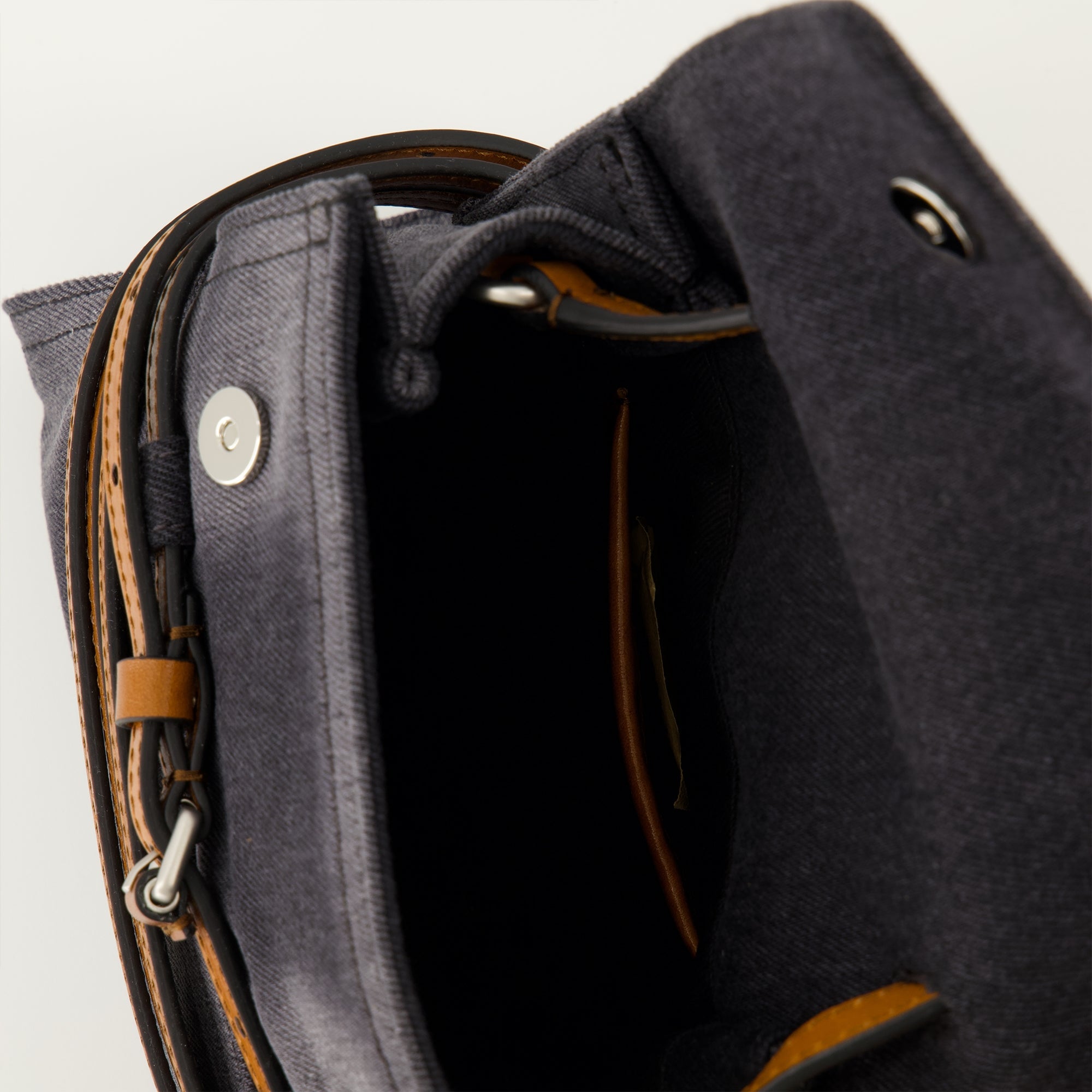 Moschino Tie Me sac, denim bag, fashionable accessory, adjustable shoulder strap, Autumn-Winter 2025 collection