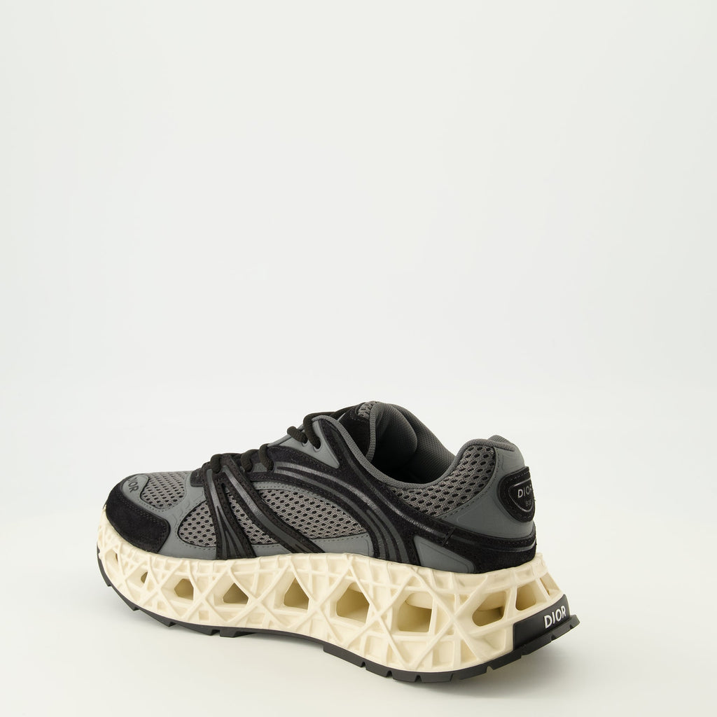Immagine delle sneakers grigie B35 di Dior per uomini - Stagione Primavera-Estate 2026 - Vista posteriore destra in tre quarti