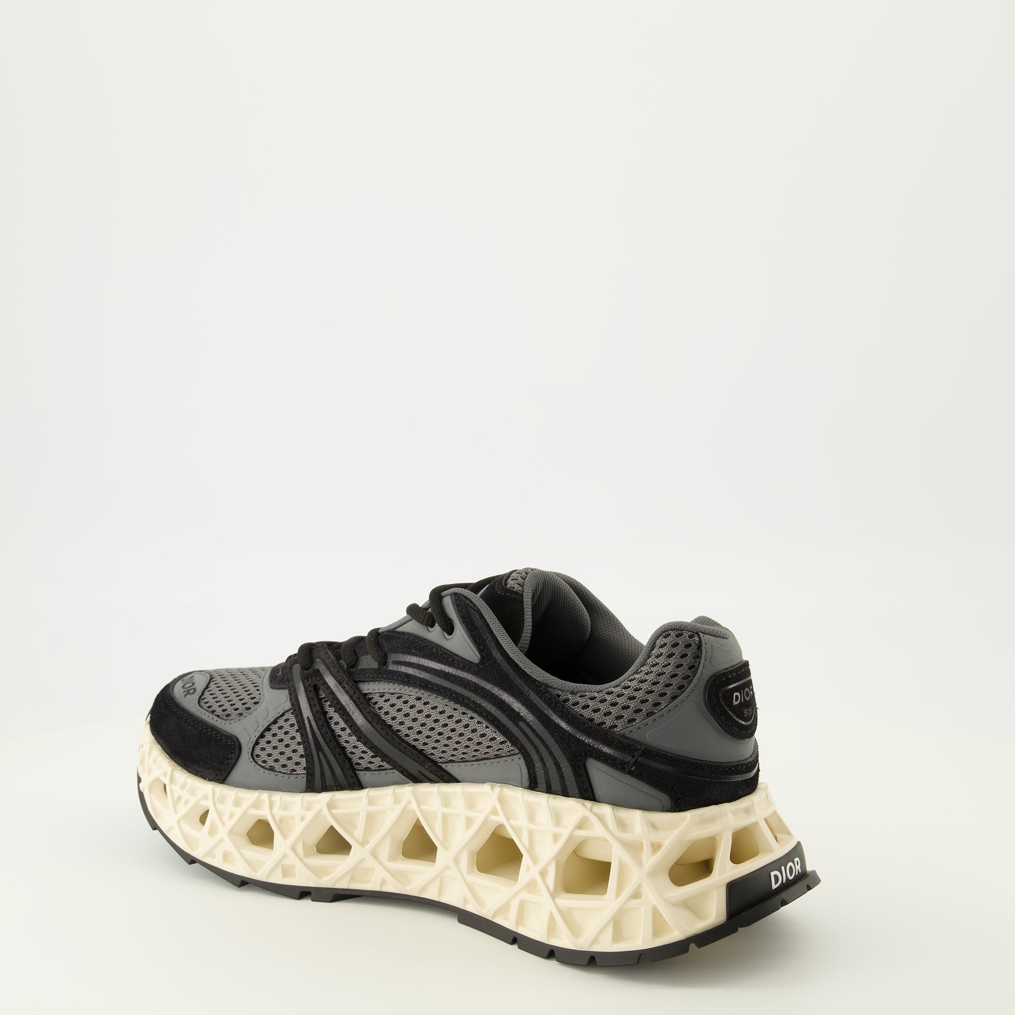Immagine delle sneakers grigie B35 di Dior per uomini - Stagione Primavera-Estate 2026 - Vista posteriore destra in tre quarti