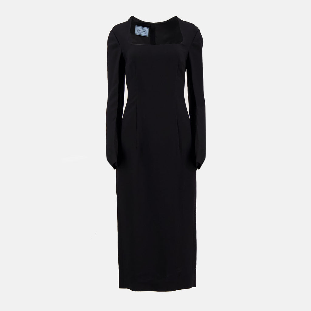 Image de robe longue noire Prada par Prada pour femmes - Saison automne-hiver 2022 - Vue de devant