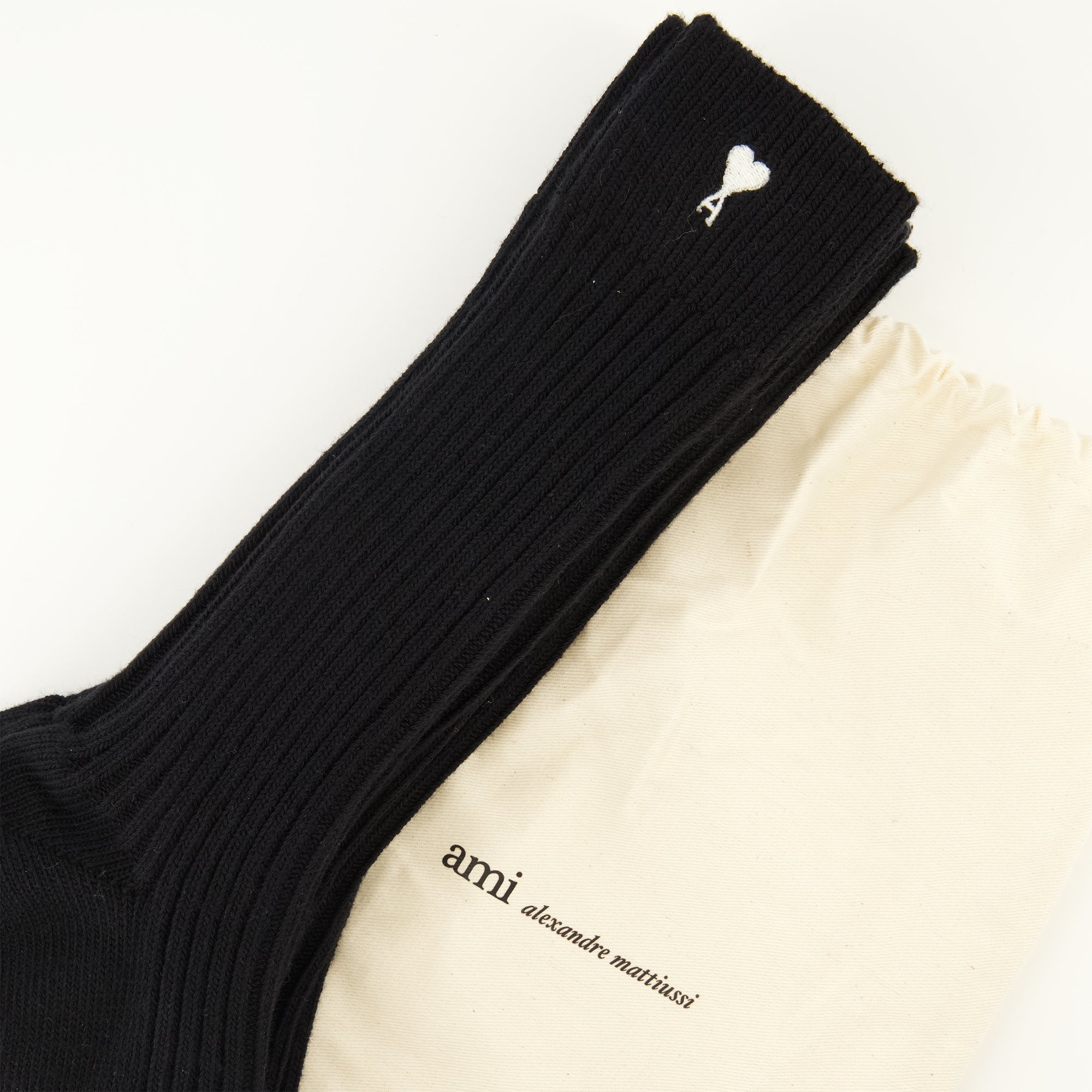 Bilde av sett med tre svarte sokker ami de coeur av Ami PARIS for unisex - Sesong Vår-Sommer 2026 - Detaljvisning 2