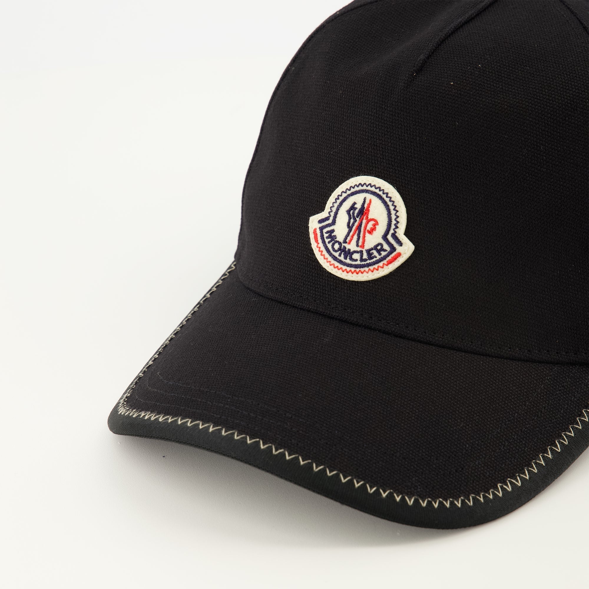 Image of Cap Black Logo Detail by Moncler for Men - Season Spring-Summer 2026 - Detail View 2