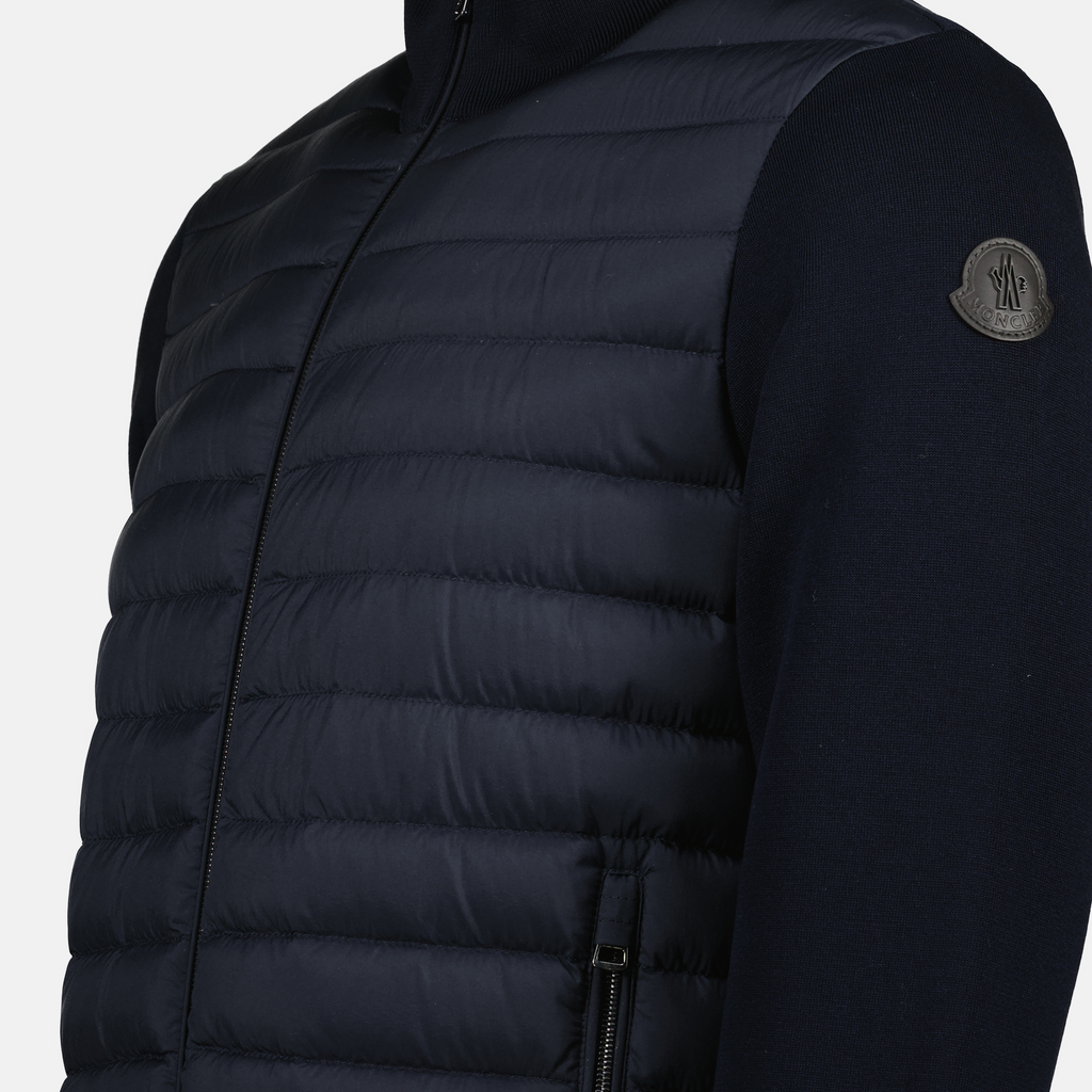 Immagine di un giubbotto in piuma bi-materiale di Moncler per uomo - Stagione Primavera-Estate 2025 - Vista dettagli prodotto 2
