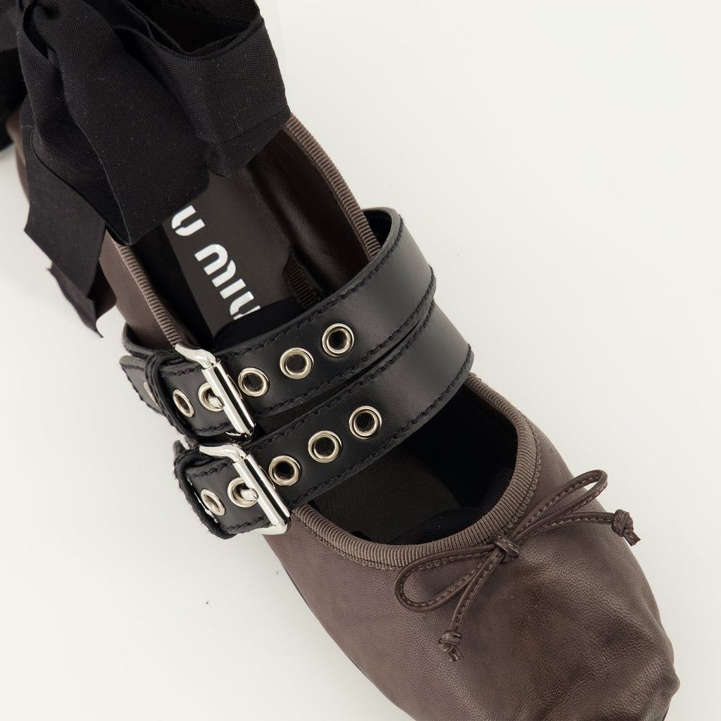 Image de Ballerines à Brides en Cuir par Miu Miu pour Femmes - Saison Printemps-ÉtÉ 2026 - Vue détaillée de dessus