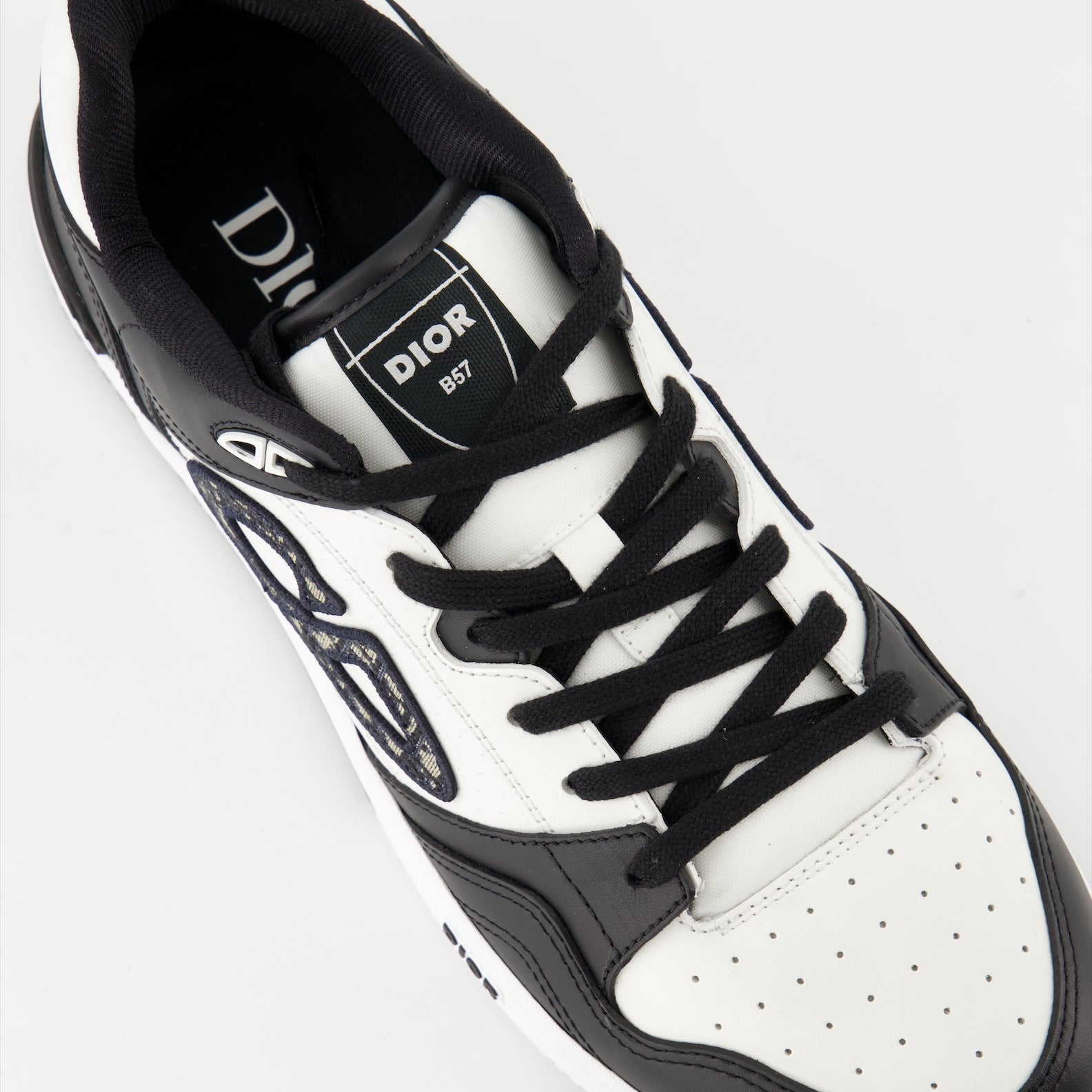 Image de baskets en cuir Dior pour hommes - Saison automne-hiver 2024 - Vue de détail supérieure