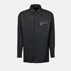 Imagem da camisa-jacket de lã cinza com detalhes em couro da Fendi para homens - Temporada Outono-Inverno 2024 - Vista Frontal