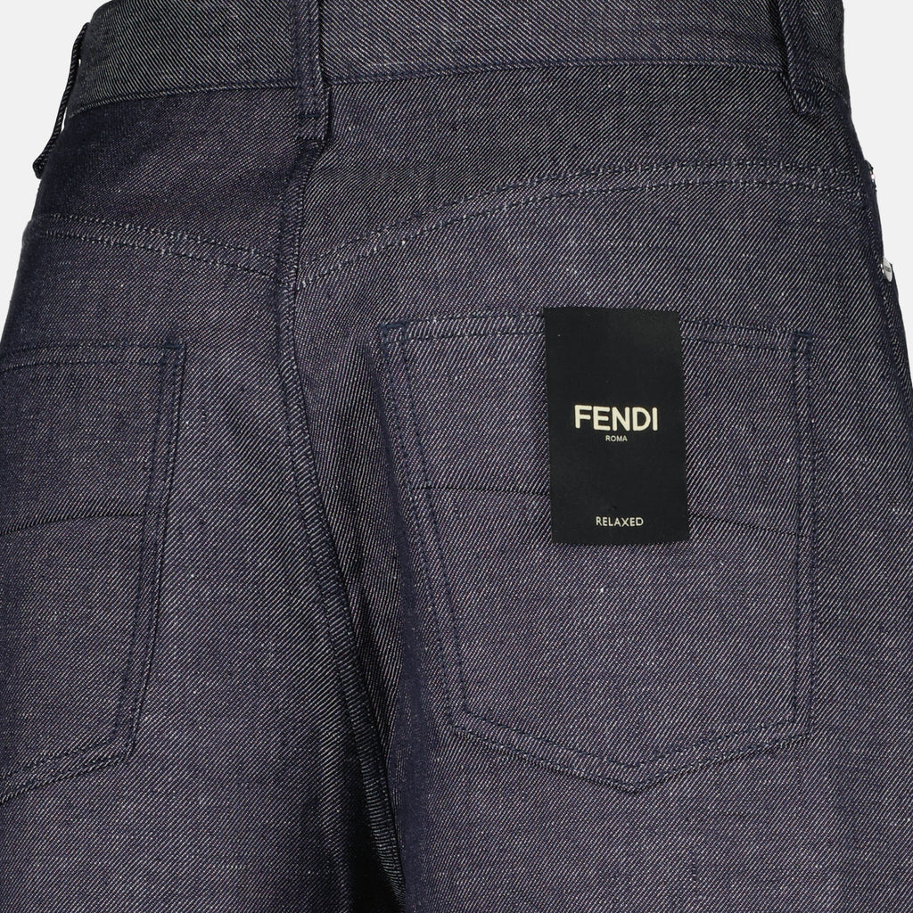 Imagem do Jeans Longo Cinza Azul da Fendi para Homens - Temporada Primavera-Verão 2026 - Vista Detalhe 1