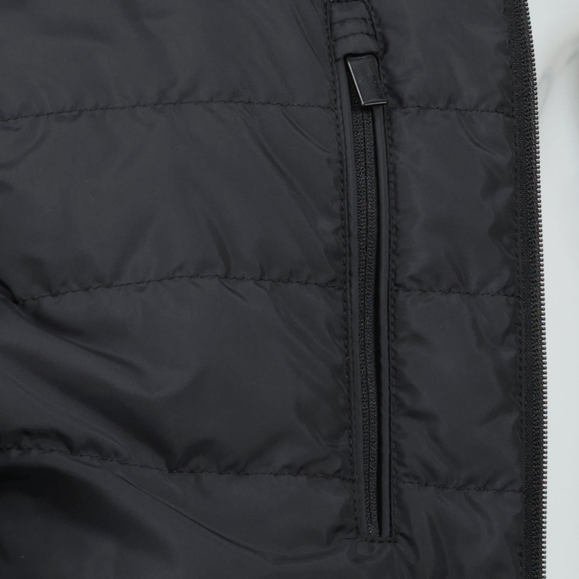 Image de la doudoune noire Bassite de Moncler pour hommes - Saison Automne-Hiver 2025 - Vue détaillée du produit 3