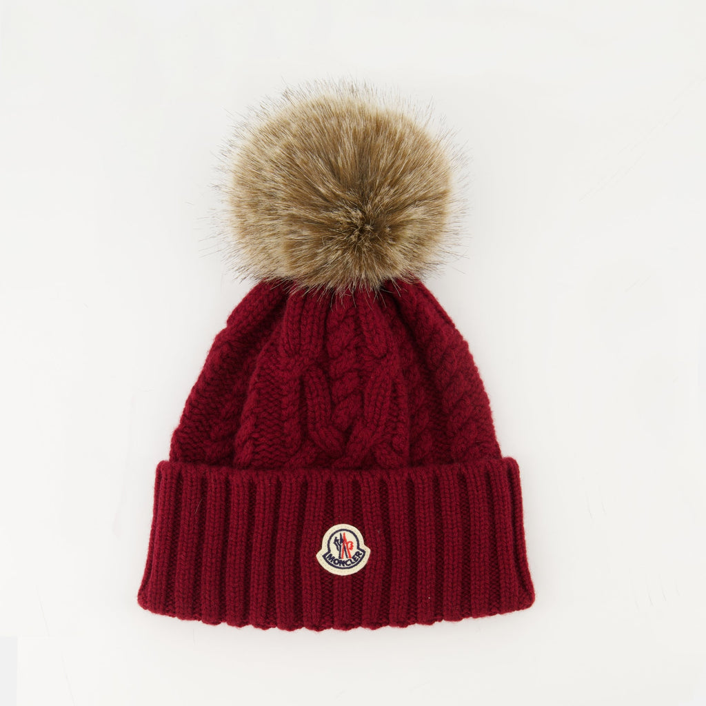 Imagen del gorro de cachemira roja con pompón de Moncler para mujeres - Temporada Otoño-Invierno 2025 - Vista frontal