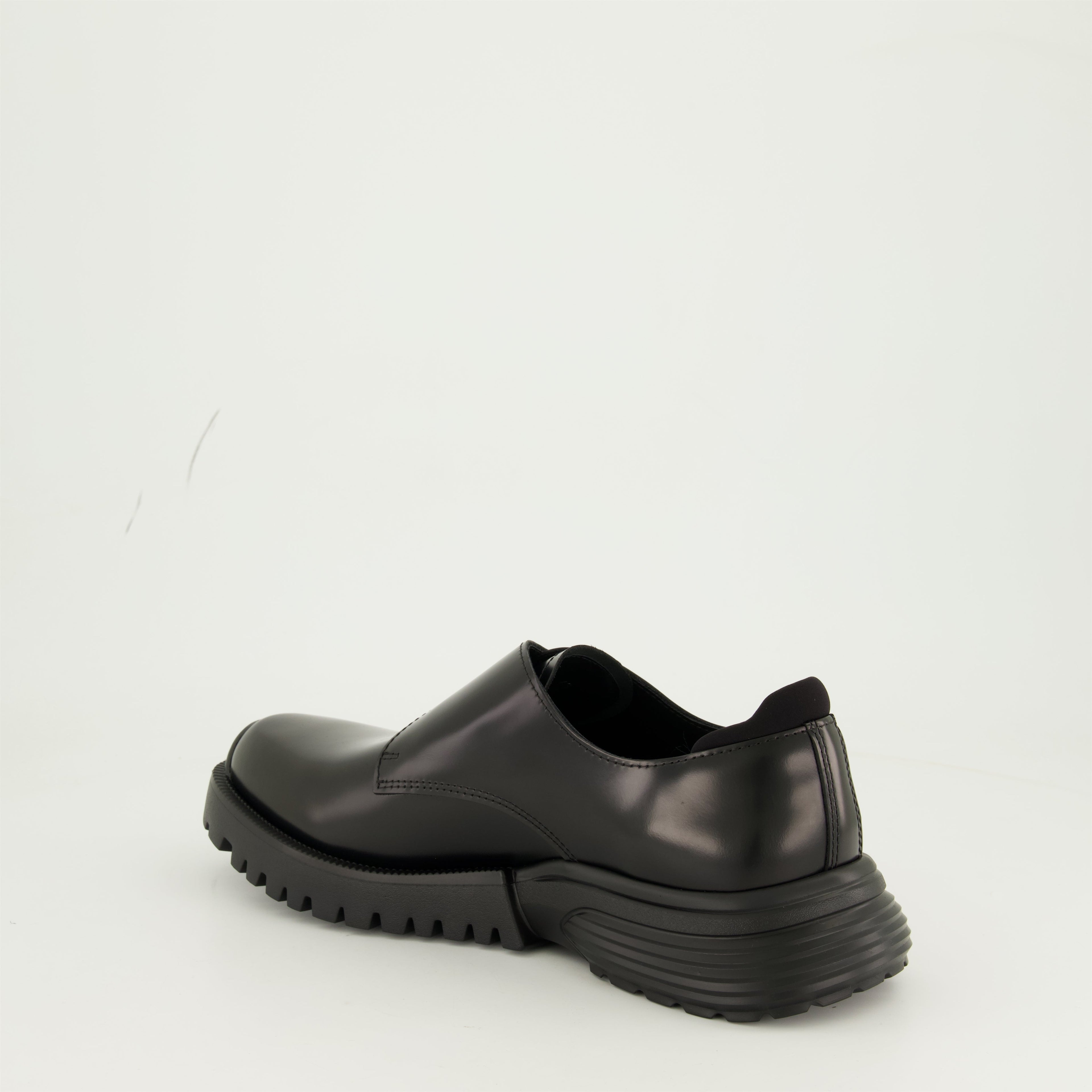 ディオールのモノクロレザーのモンクストラップシューズの画像 - メンズ - シーズン春夏2025 - 後ろ右三分の一ビュー