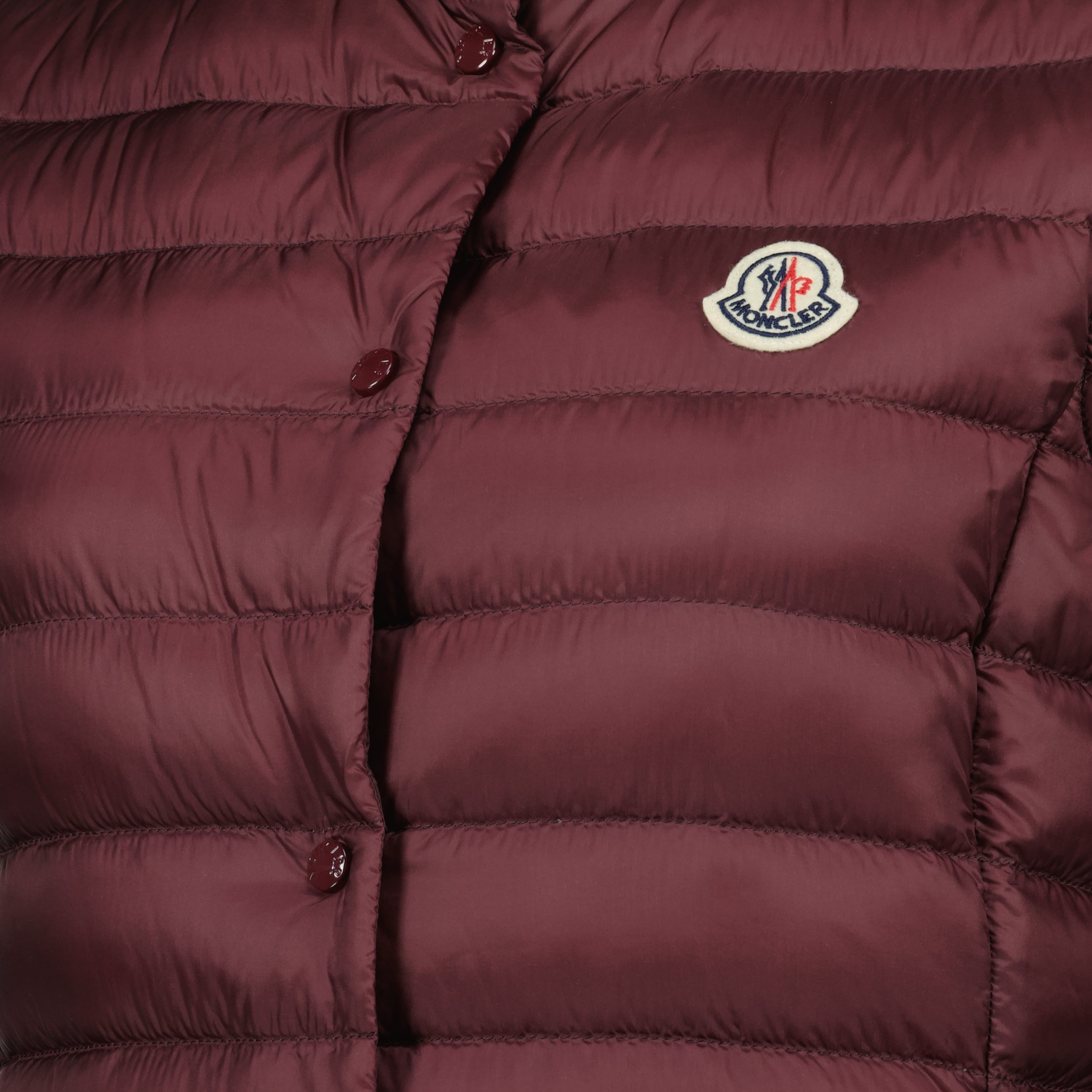 Imagem do colete acolchoado sem mangas Bordeaux da Moncler para Unissexo - Temporada Outono-Inverno 2024 - Detalhe 5