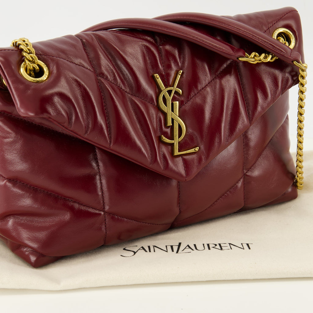 サン・ローランの女性用サック・パファー・ボルドーの画像 - シーズン秋冬2025 - 詳細ビュー1