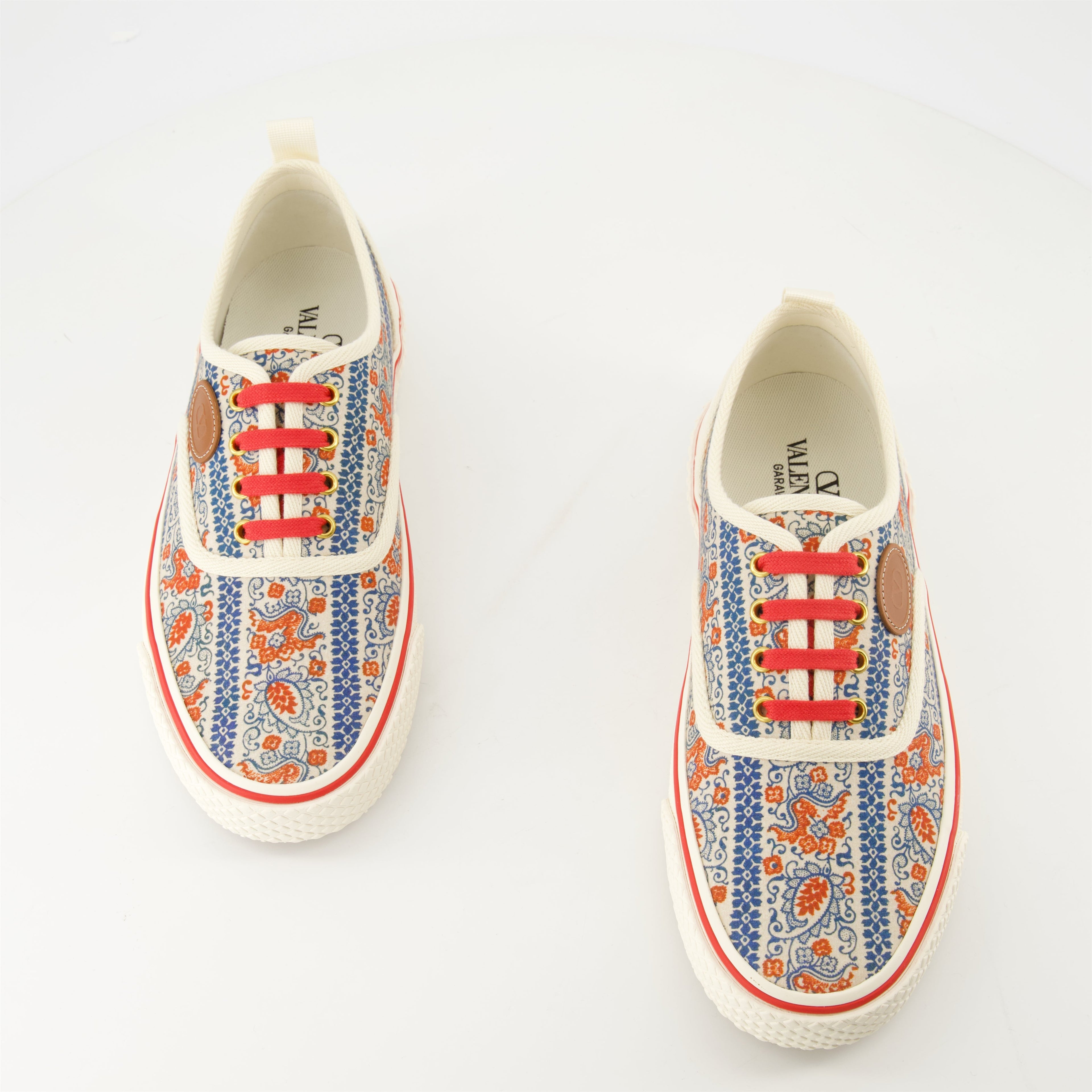 Imagen de las zapatillas de lona Nojoke de Valentino Garavani para hombres - Temporada Primavera-Verano 2025 - Vista superior del par