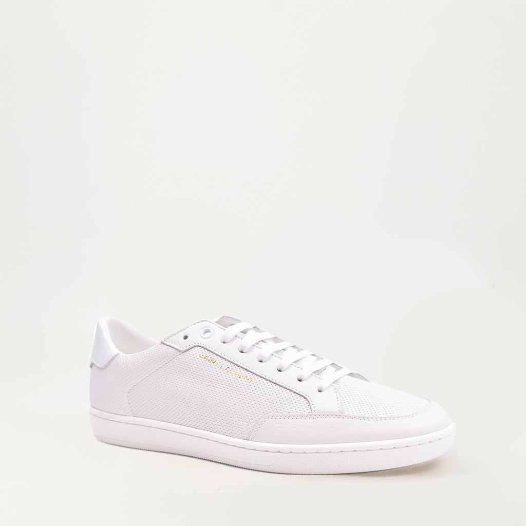 Image de baskets SL-10 en cuir blanc de Saint Laurent pour hommes - Saison Automne-Hiver 2024 - Vue de face droite en trois quarts