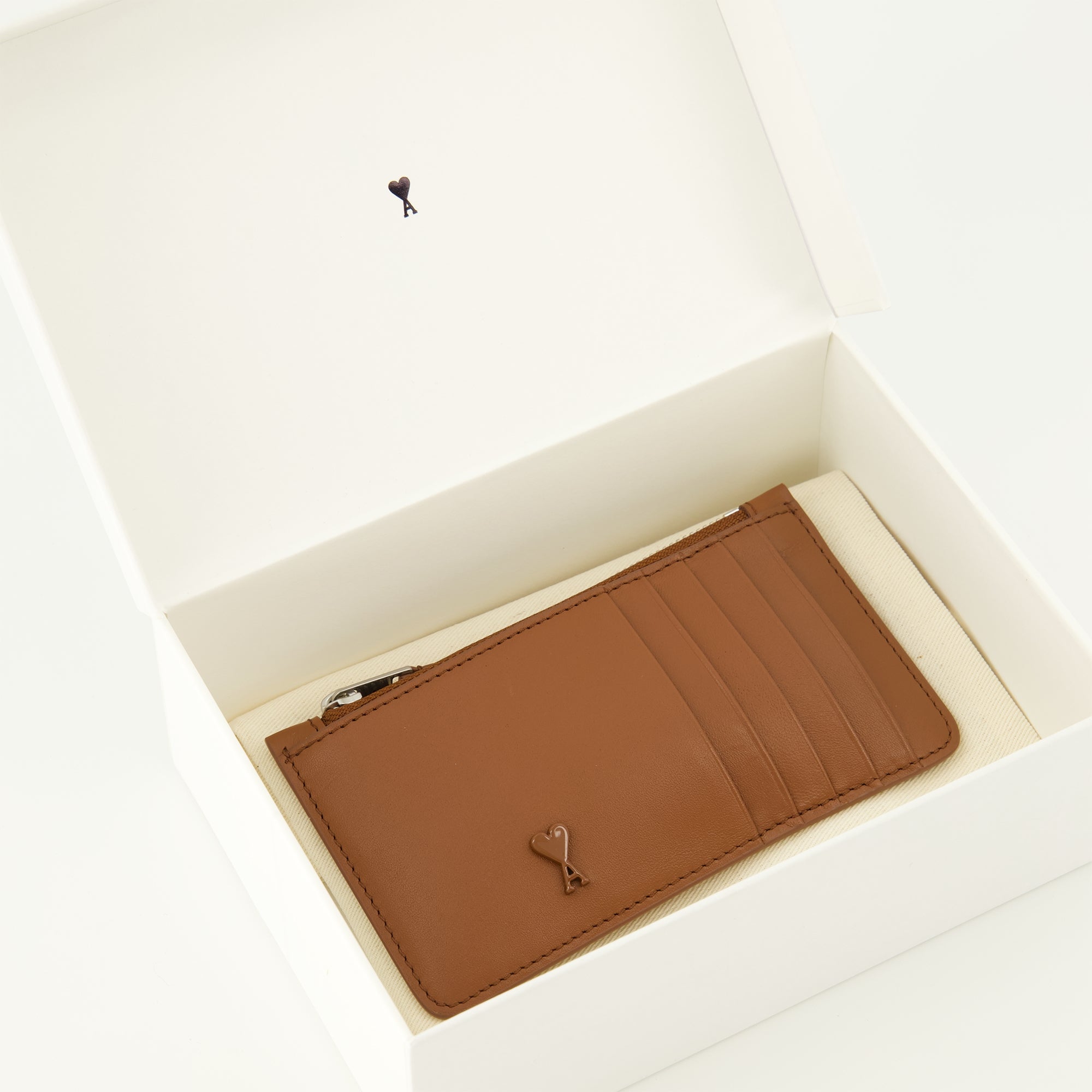 Ami PARISのAmi de Coeurジップカードホルダーの画像（ユニセックス用） - シーズン2026年春夏 - 詳細ビュー2