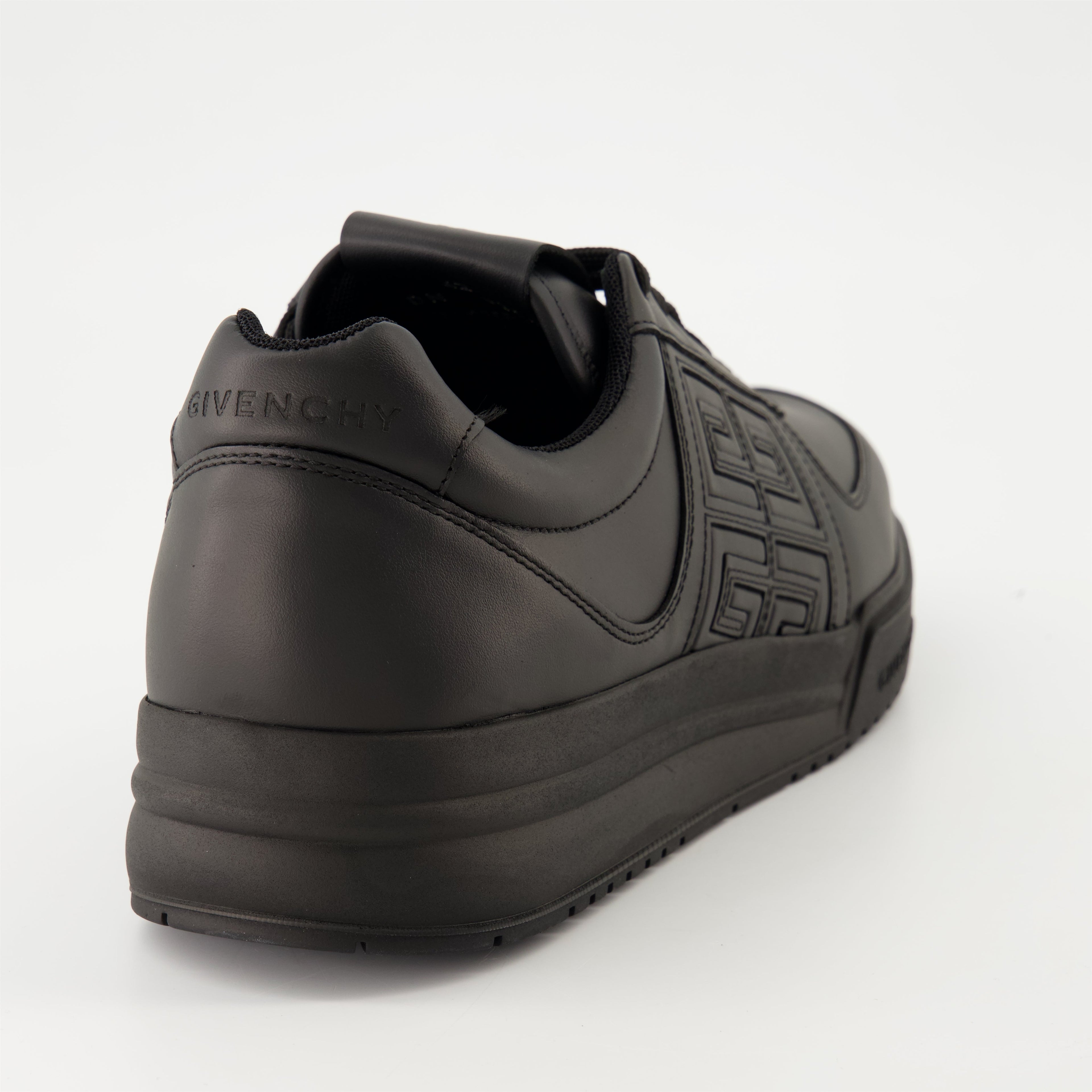 Image de baskets en cuir noir élégant de Givenchy pour hommes - Saison Automne-Hiver 2024 - Vue arrière