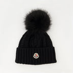 Immagine di un berretto in cashmere con pompon nero di Moncler per donne - Stagione Autunno-Inverno 2025 - Vista frontale