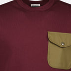 Bild des Bordeaux-T-Shirts mit Tasche von Moncler für Herren - Saison Frühjahr-Sommer 2026 - Detailansicht 1