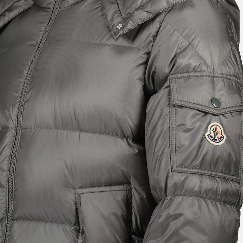 Image de la doudoune grise Couyere par Moncler pour hommes - Saison Automne-Hiver 2025 - Détails du produit vue 2