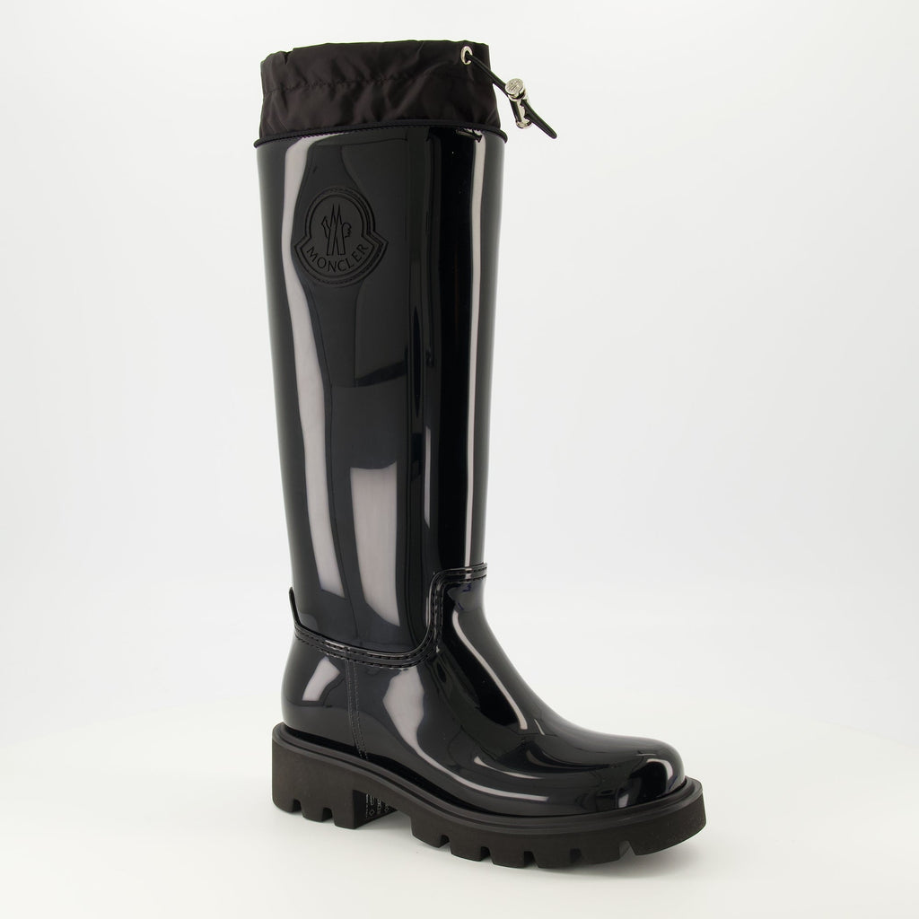 Imagem das botas de chuva pretas Kickstream da Moncler para mulheres - Temporada Primavera-Verão 2026 - Vista frontal direita em três quartos