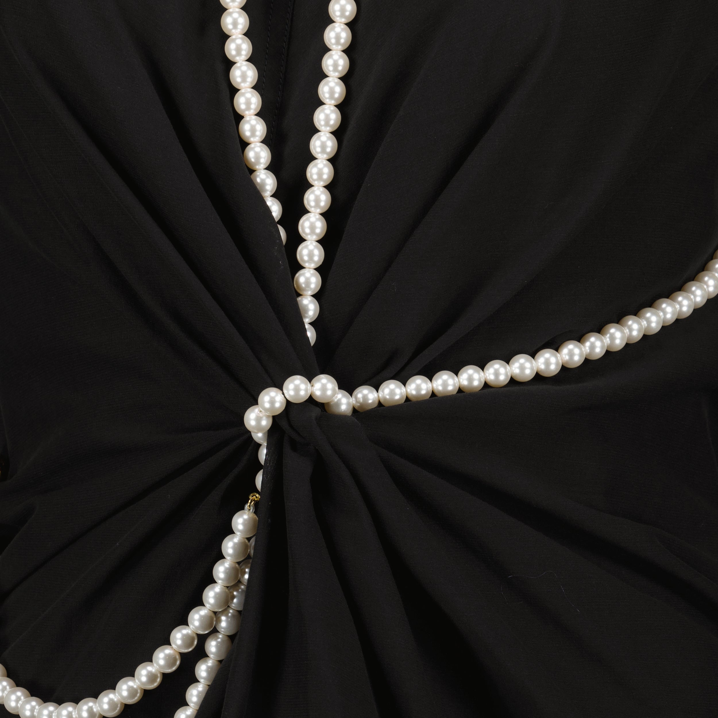 stretch top, Moschino, pearl collar, women’s fashion, black top