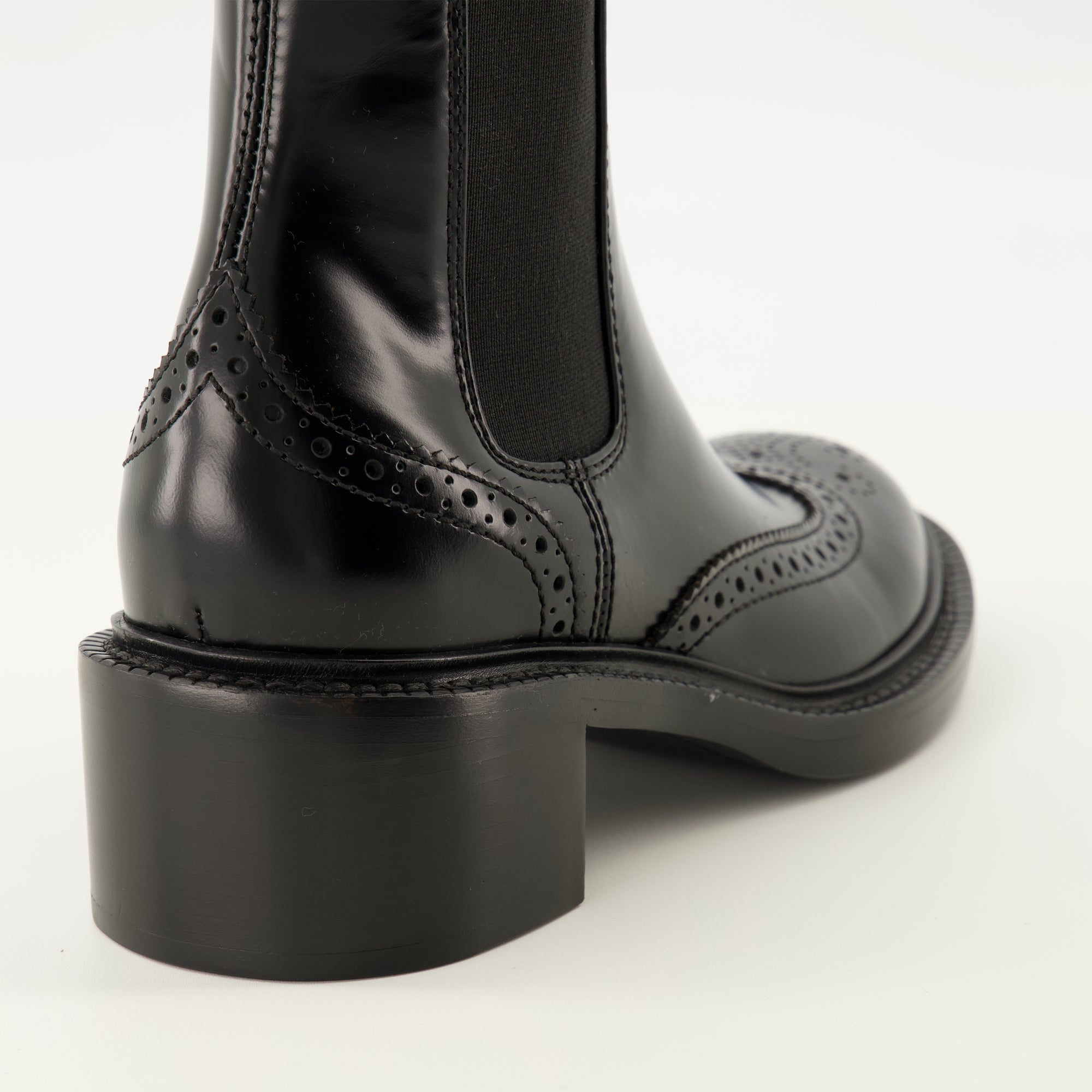 Chelsea boots, black leather boots, Saint Laurent footwear, Autumn-Winter fashion, leather ankle boots
