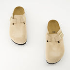 Immagine delle Mules Boston Beige di Birkenstock per donne - Stagione Autunno-Inverno 2025 - Vista dall'alto della coppia