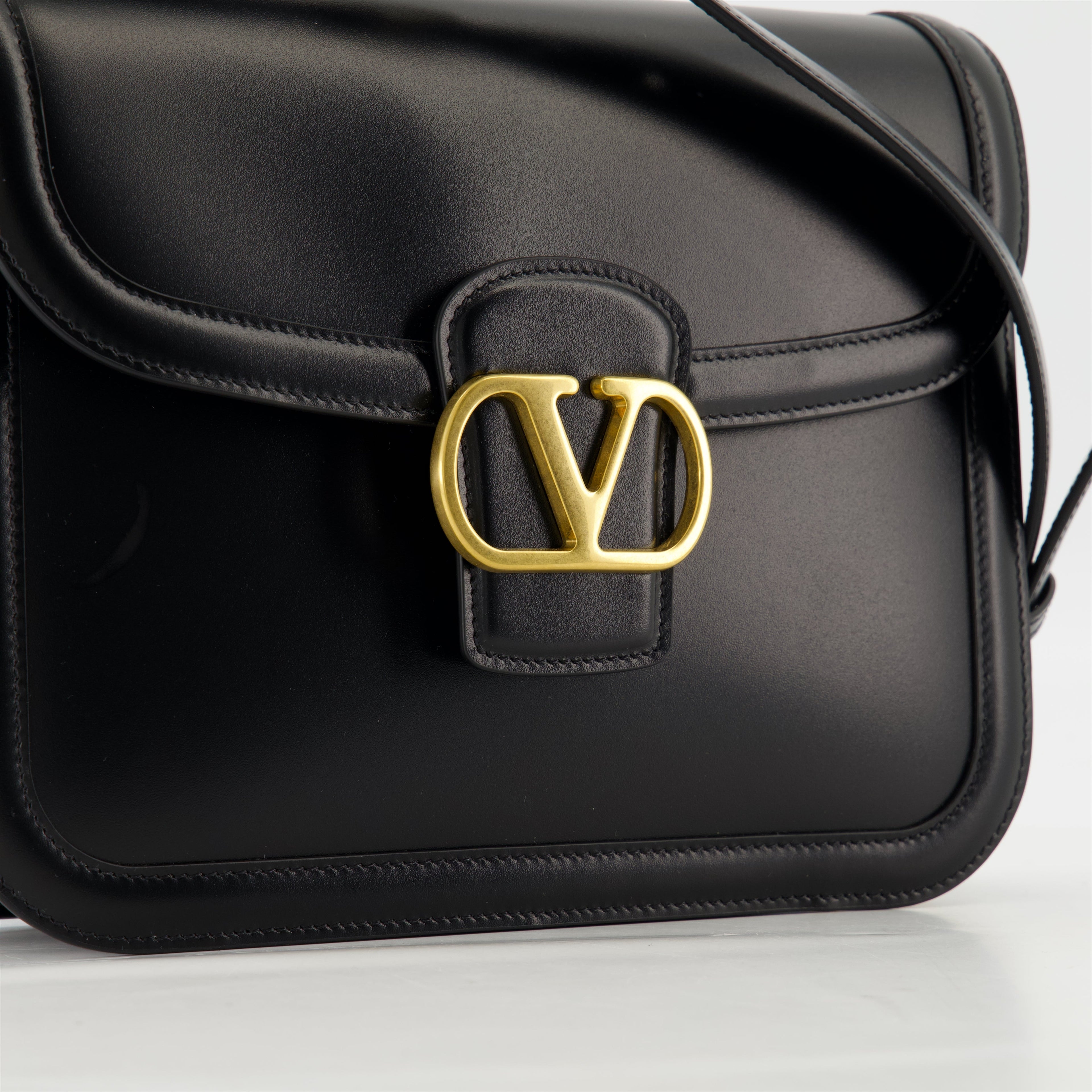 Imagen de la bolsa cruzada VLogo 9T05 de Valentino Garavani para mujeres - Temporada Primavera-Verano 2025 - Detalle vista 1