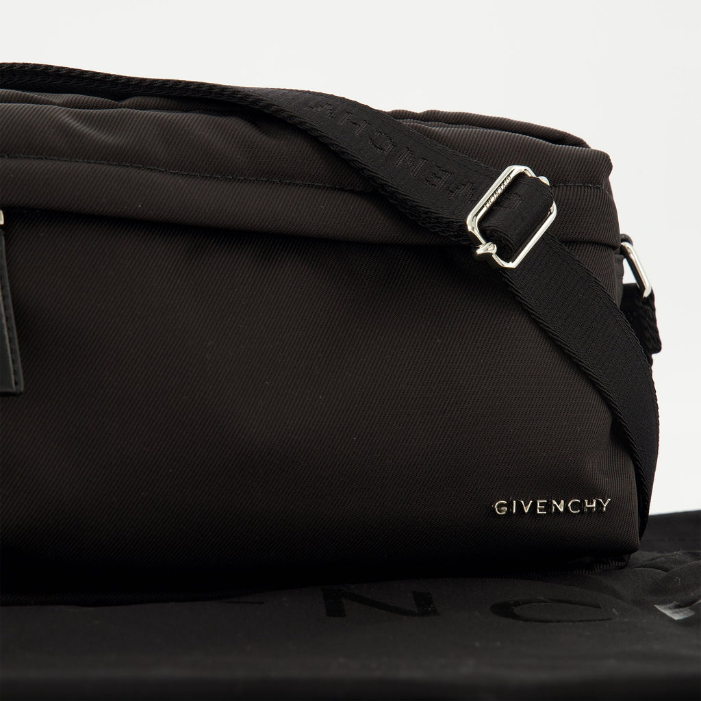 Imagen de la Bolsa Negra Esencial U de Givenchy para Hombres - Temporada Primavera-Verano 2026 - Vista de Detalle 1