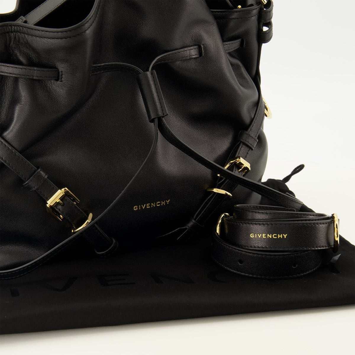 Voyou Bucket Leather Bag in Black