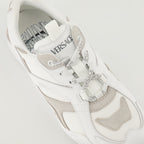 Image de baskets en cuir blanc par Versace pour femmes - Saison Printemps-Été 2025 - Vue de détail supérieure